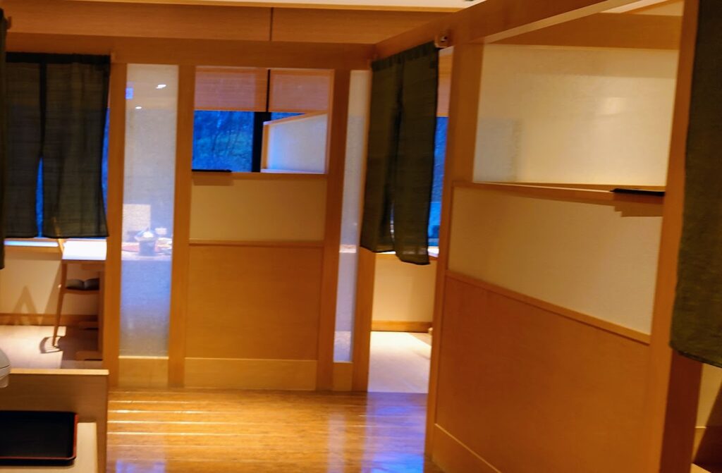第一滝本館　半個室食　食事処の個室は、暖簾で分けられている
