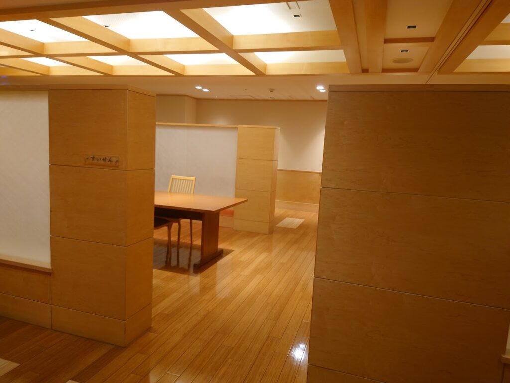 第一滝本館　半個室食　食事処の個室は、大勢で利用できる部屋もある