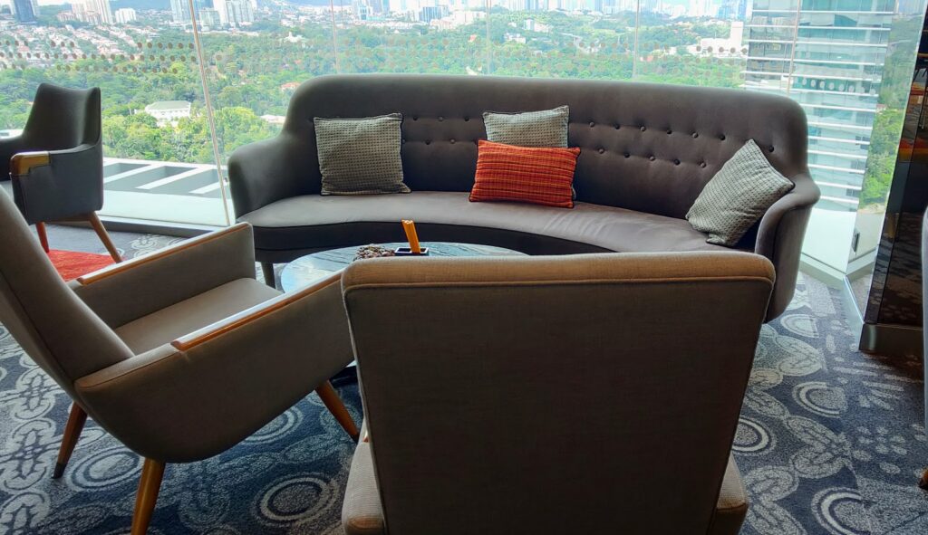 ルメリディアンクアラルンプールのソファ　後ろに大きな窓からよい景色が見える