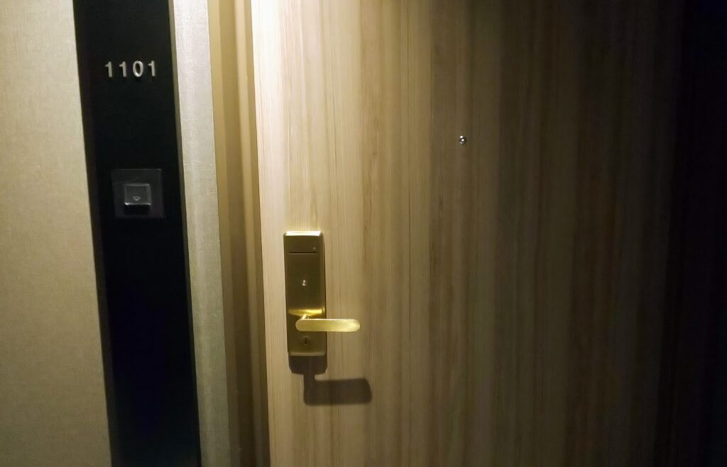 ジュニアスイートルーム　1101号室の扉