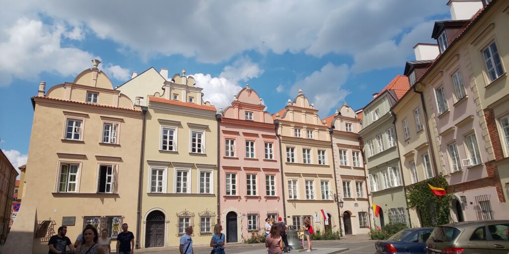 ワルシャワ　かわいい家が立ち並ぶ旧市街の通り