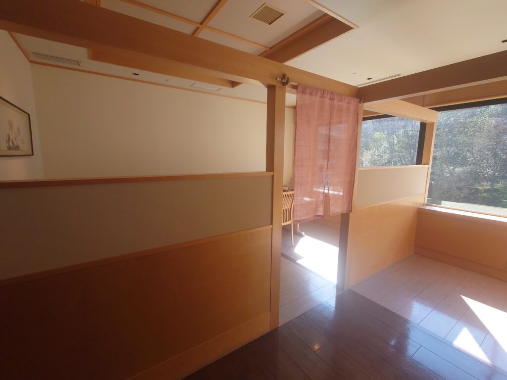 第一滝本館　半個室食　食事処の個室は、暖簾で分けられていて、窓のある部屋もある