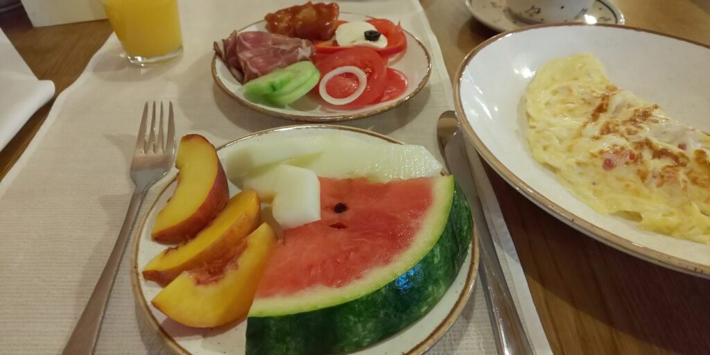 ホテルシュピハルスの朝食ビュッフェ　果物、ローストビーフ、クレープ
