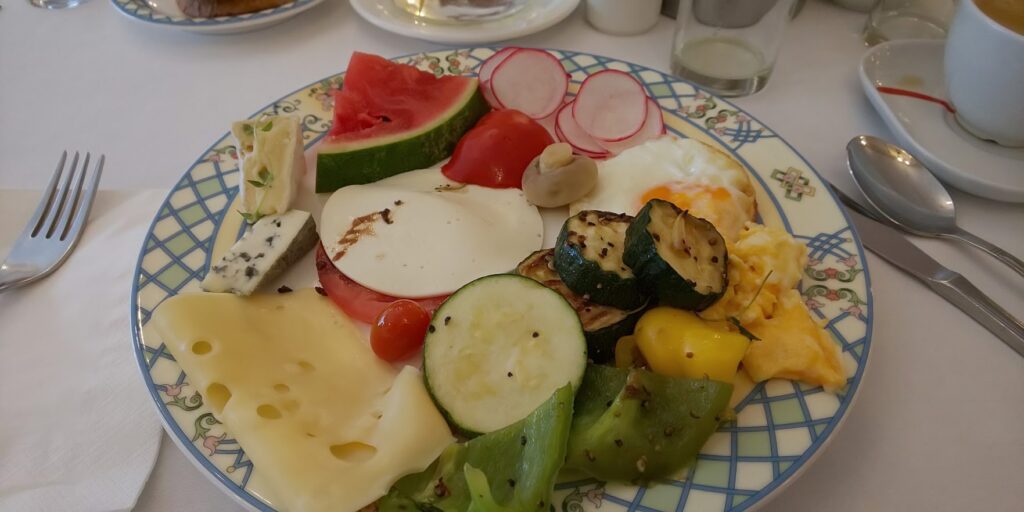 IBBホテルルブリンの朝食　野菜とチーズ