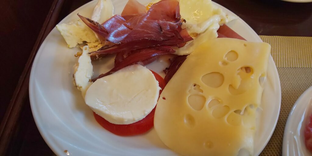 ポロニアパレスホテルの朝食　チーズ　ハム