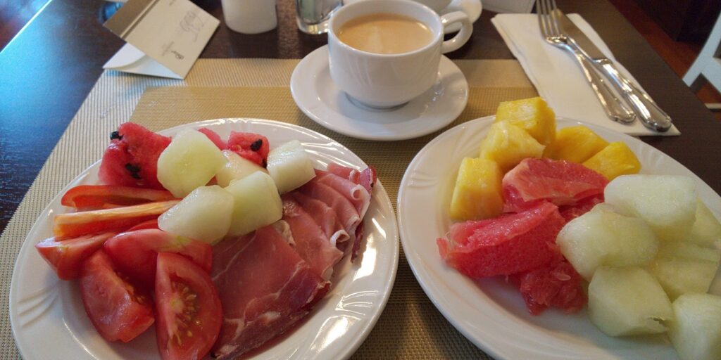 ポロニアパレスホテルの朝食　コーヒー、果物、生ハム