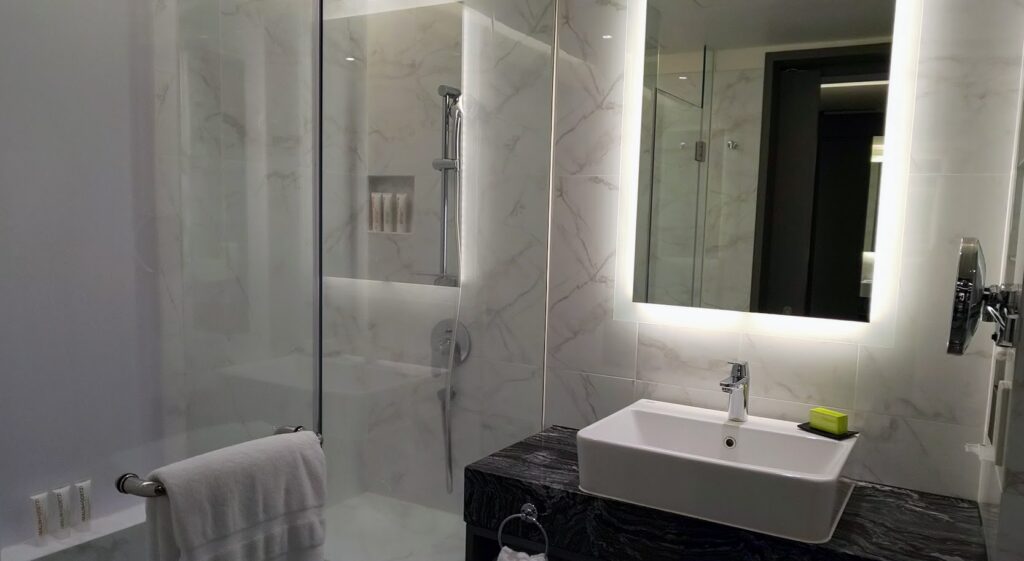 ルメリディアンクアラルンプールの洗面台とシャワー室