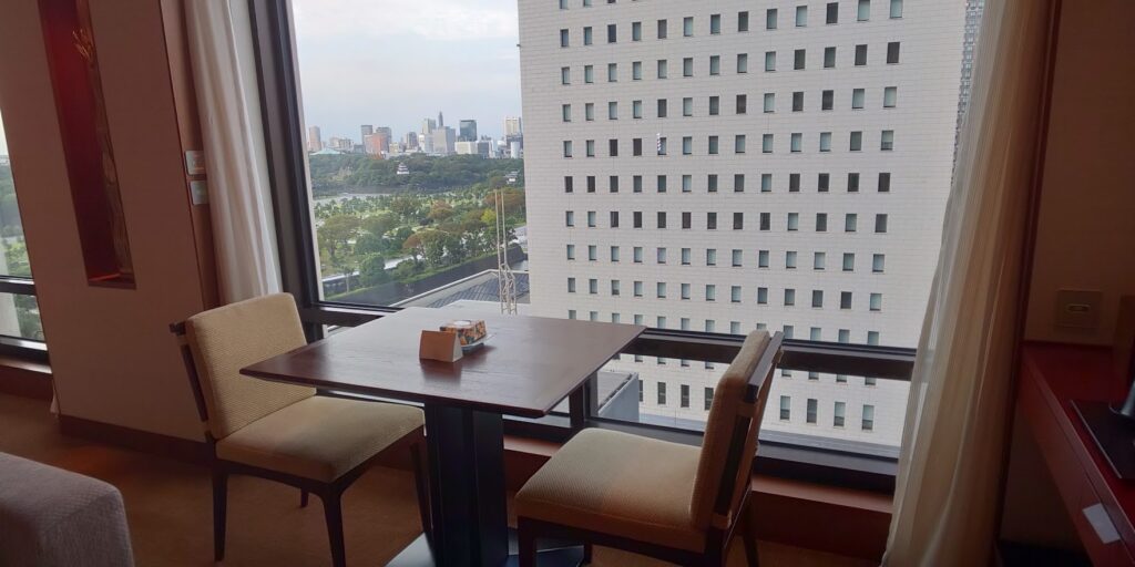 ザ・ペニンシュラ東京の部屋　窓際のテーブルと椅子