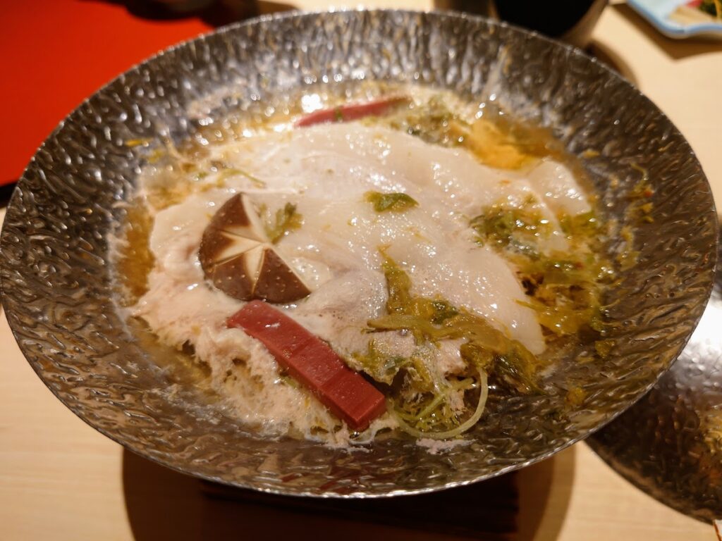 第一滝本館　半個室食　台物「北海道産豚ロース　愛妻蕗味噌鍋」が出来上がった様子
