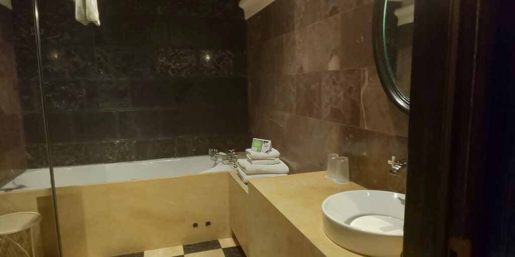 ホテルポッドロザの大理石のバスルーム