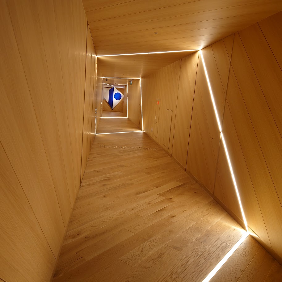 ヒルトン長崎の温浴施設の廊下　美しいデザイン