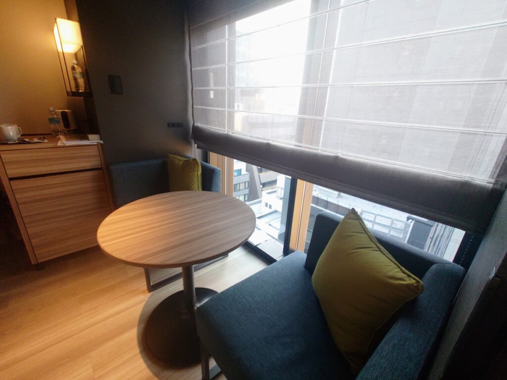 コートヤードバイマイオット大阪本町の部屋の窓際のソファ