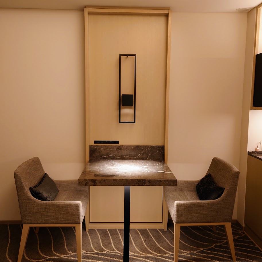 ヒルトン長崎の部屋　大理石のテーブルと椅子2脚