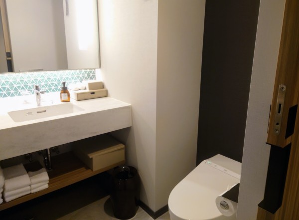 コートヤードバイマイオット大阪本町の部屋の洗面台とトイレ