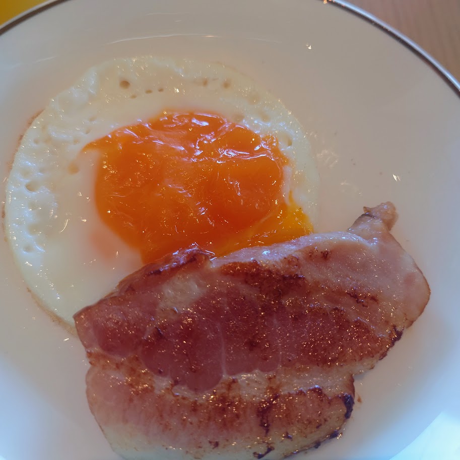 ヒルトン長崎の朝食レストラン　ライブキッチンで提供している目玉焼きと厚切りハム