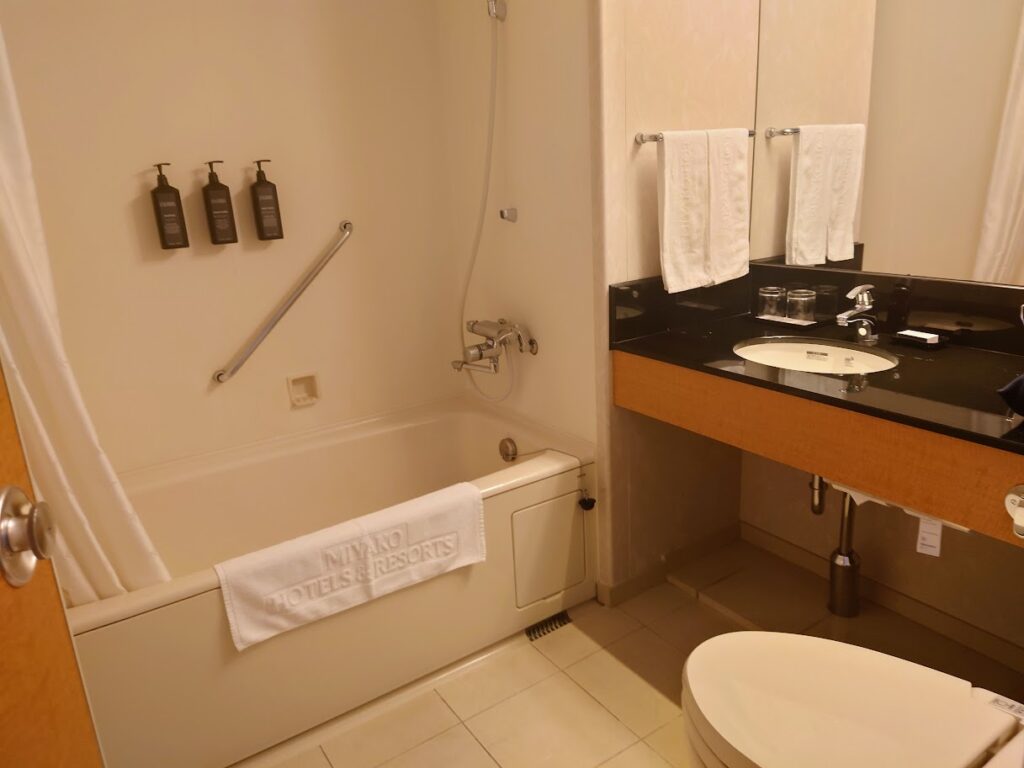 シェラトン都ホテル大阪　部屋のお風呂、トイレ、洗面台