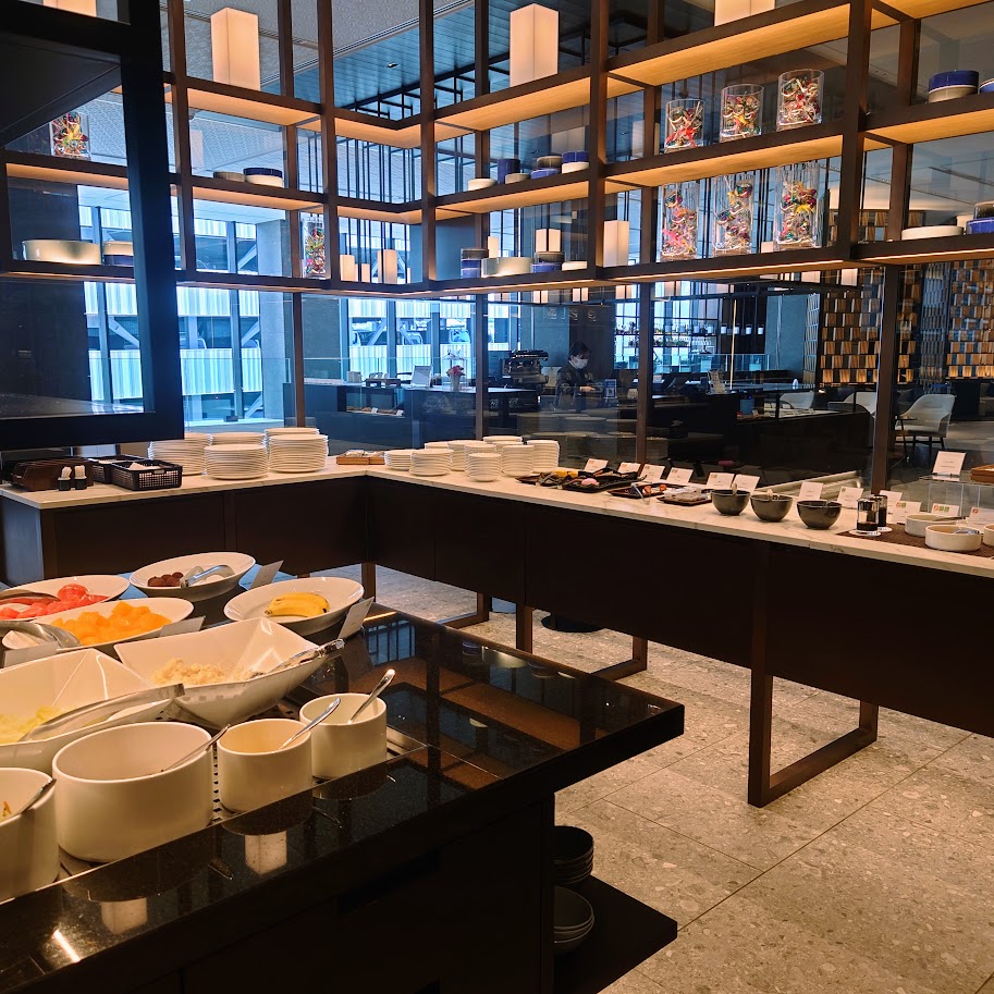 ヒルトン長崎の朝食レストラン　ビュッフェ形式で豊富な料理が並ぶ