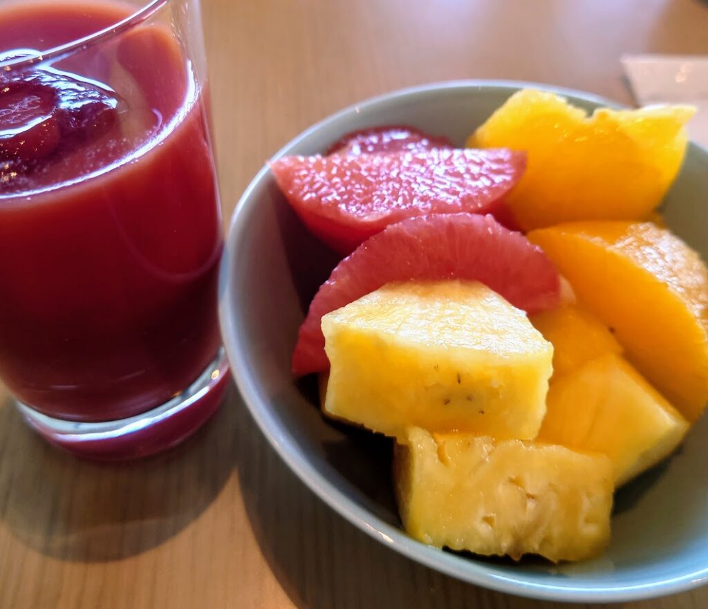ヒルトン長崎の朝食レストラン　ビュッフェのトマトジュースとフルーツ