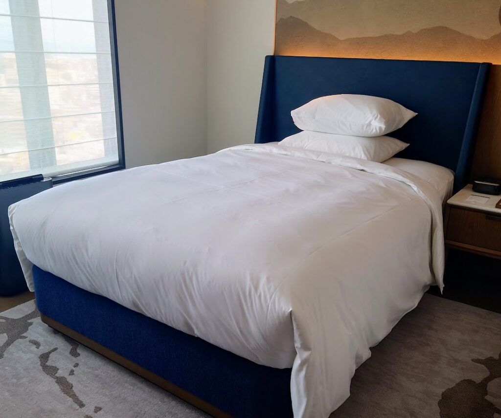 シェラトン鹿児島の部屋のベッドは幅が140センチメートルもある