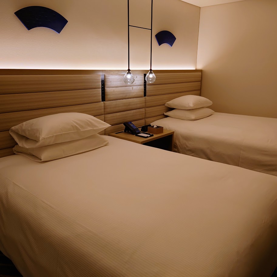 ヒルトン長崎の部屋　ツインベッドと枕もとの和風の飾り