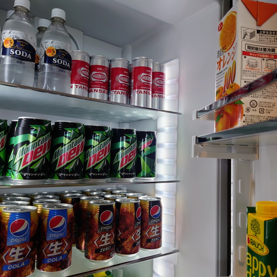 シェラトン鹿児島のクラブラウンジ　冷蔵庫で冷えているコーラやジュースなどの飲料