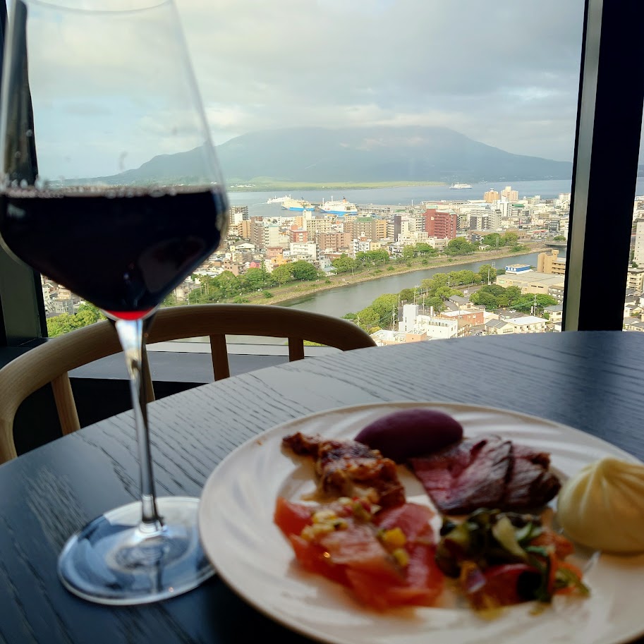 シェラトン鹿児島のクラブラウンジ　イブニングカクテルサービスの料理　と赤ワインを、桜島を眺めながら食べる