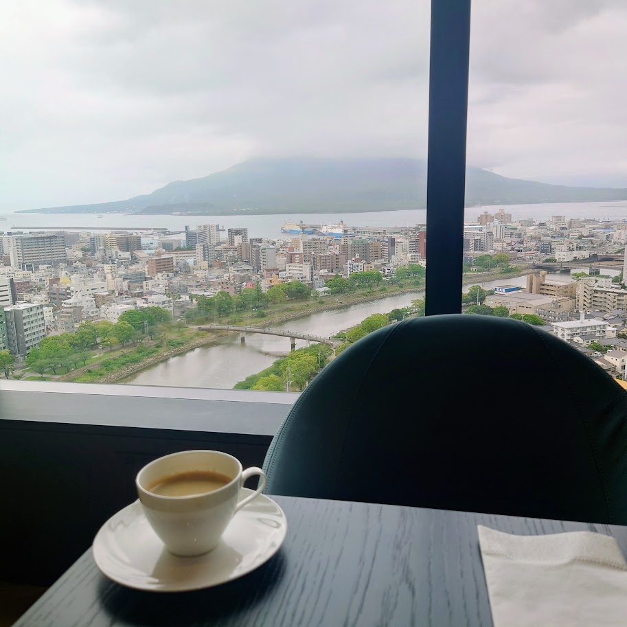 シェラトン鹿児島のクラブラウンジ　窓際で桜島を見ながらコーヒーを飲む