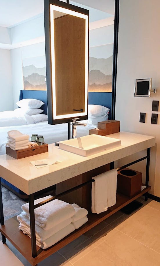 シェラトン鹿児島の部屋の洗面台からベッドが見える