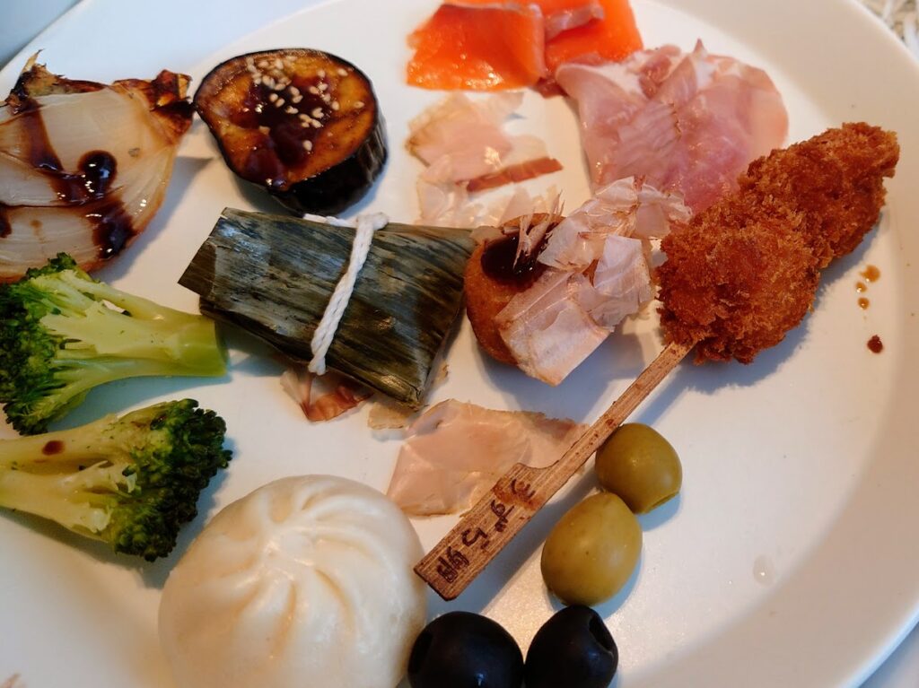 コートヤードバイマイオット大阪本町の朝食ビュッフェ　皿に盛られた料理