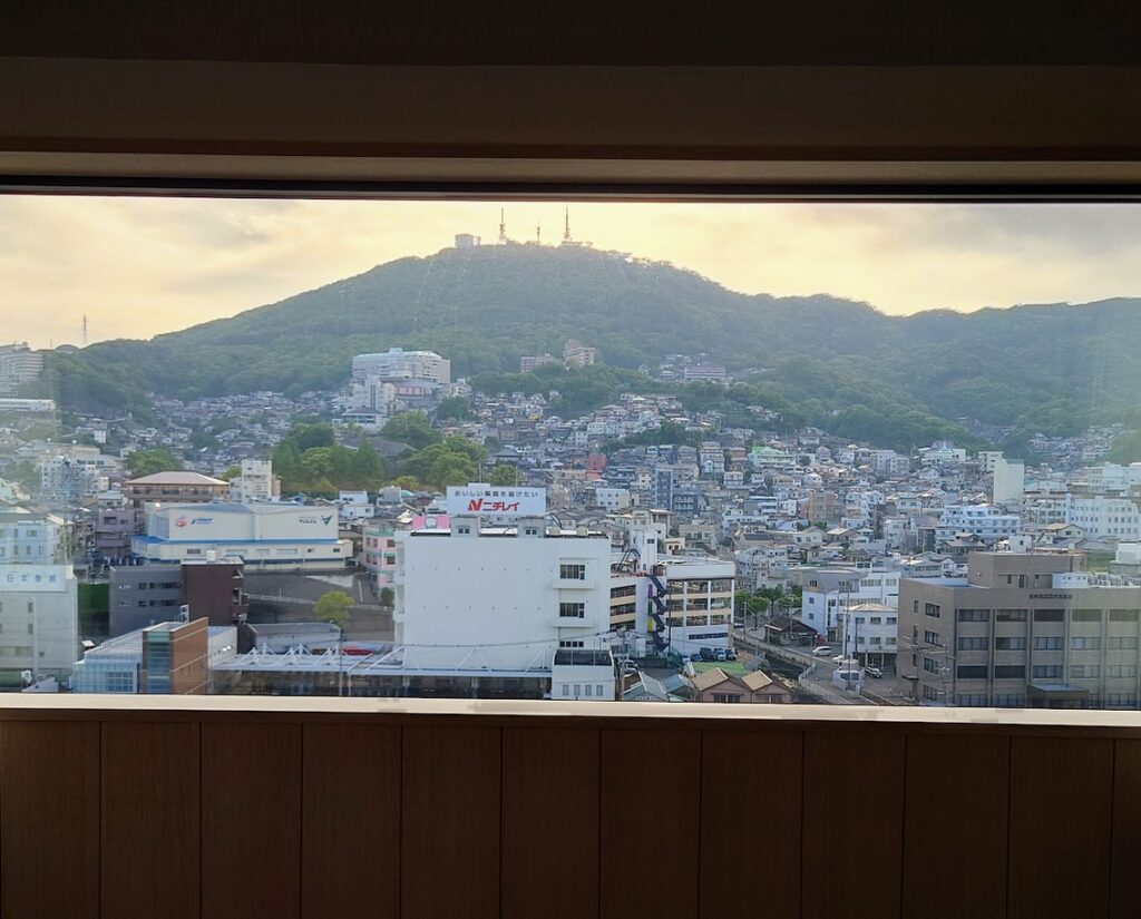 ヒルトン長崎の部屋　窓から見える稲佐山