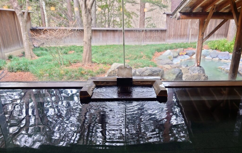 積善館の温泉　社の湯の内湯　窓から外のきれいな景色が見える