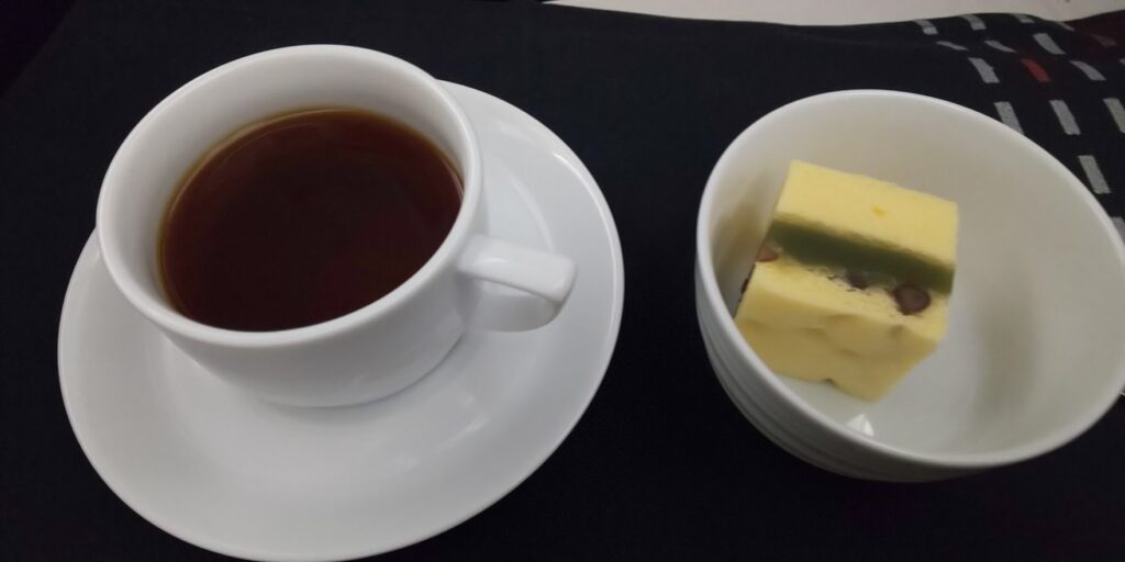 JALビジネスクラスの機内食　デザートの和風ケーキとコーヒー
