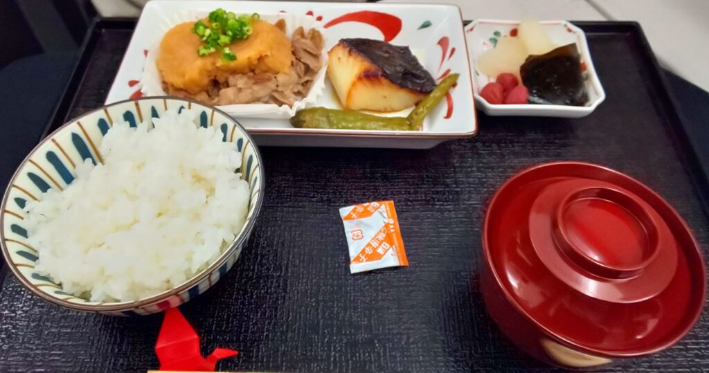 JALビジネスクラスの機内食　和食のお弁当　ごはん、みそ汁、魚のやきものなど