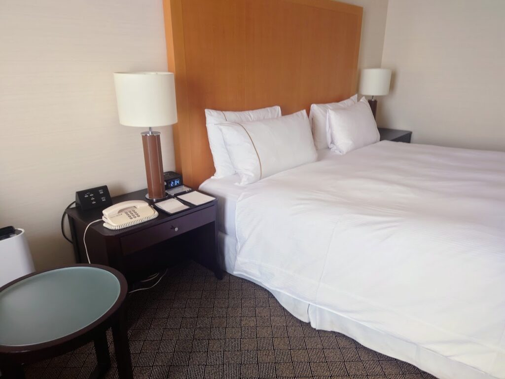 シェラトン都ホテル大阪　部屋の様子　ベッドとベッドサイドテーブル