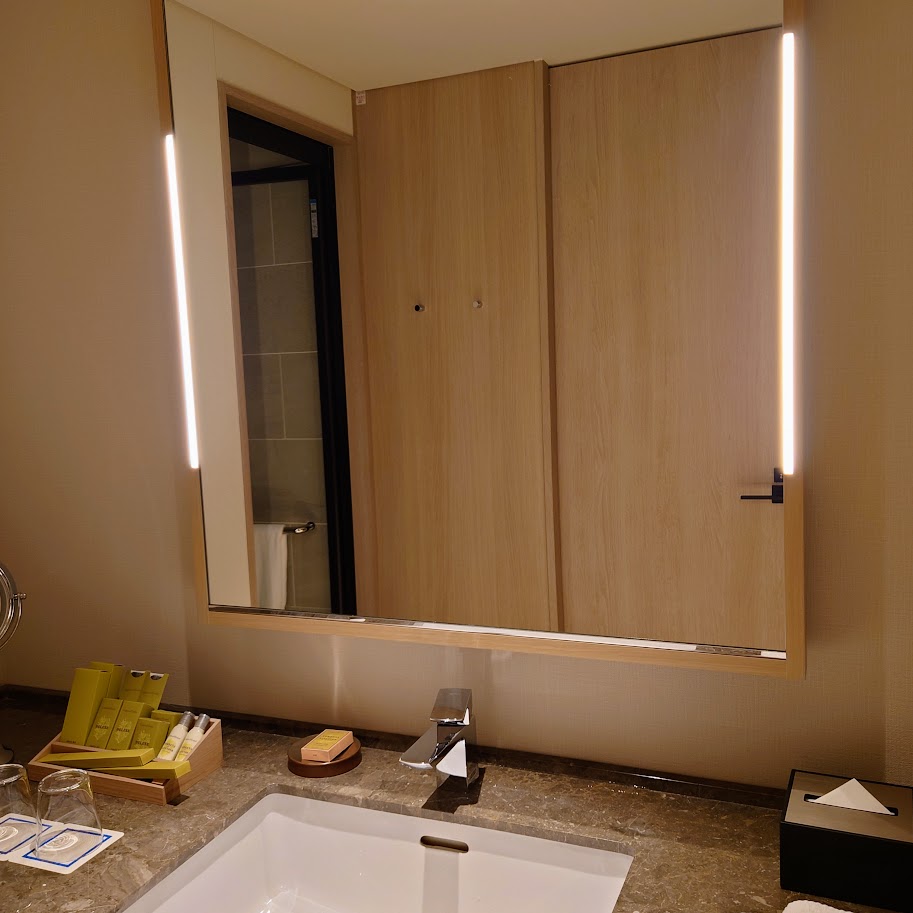 ヒルトン長崎の部屋　洗面室の大きな鏡