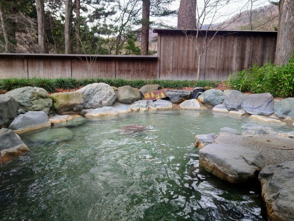 積善館の温泉　社の湯の露天風呂　岩風呂で周りの自然が美しい