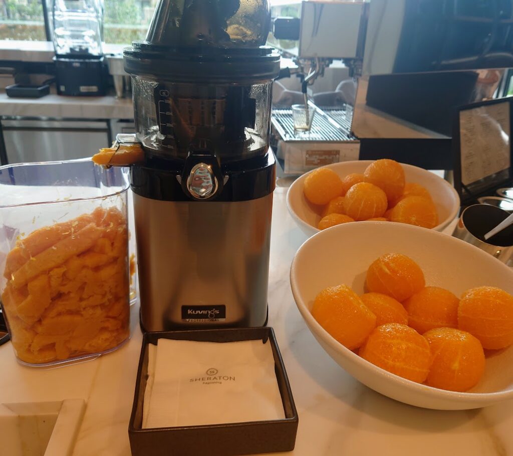 シェラトン鹿児島の朝食レストラン　ビュッフェのオレンジジュース　その場で絞って飲むことができる