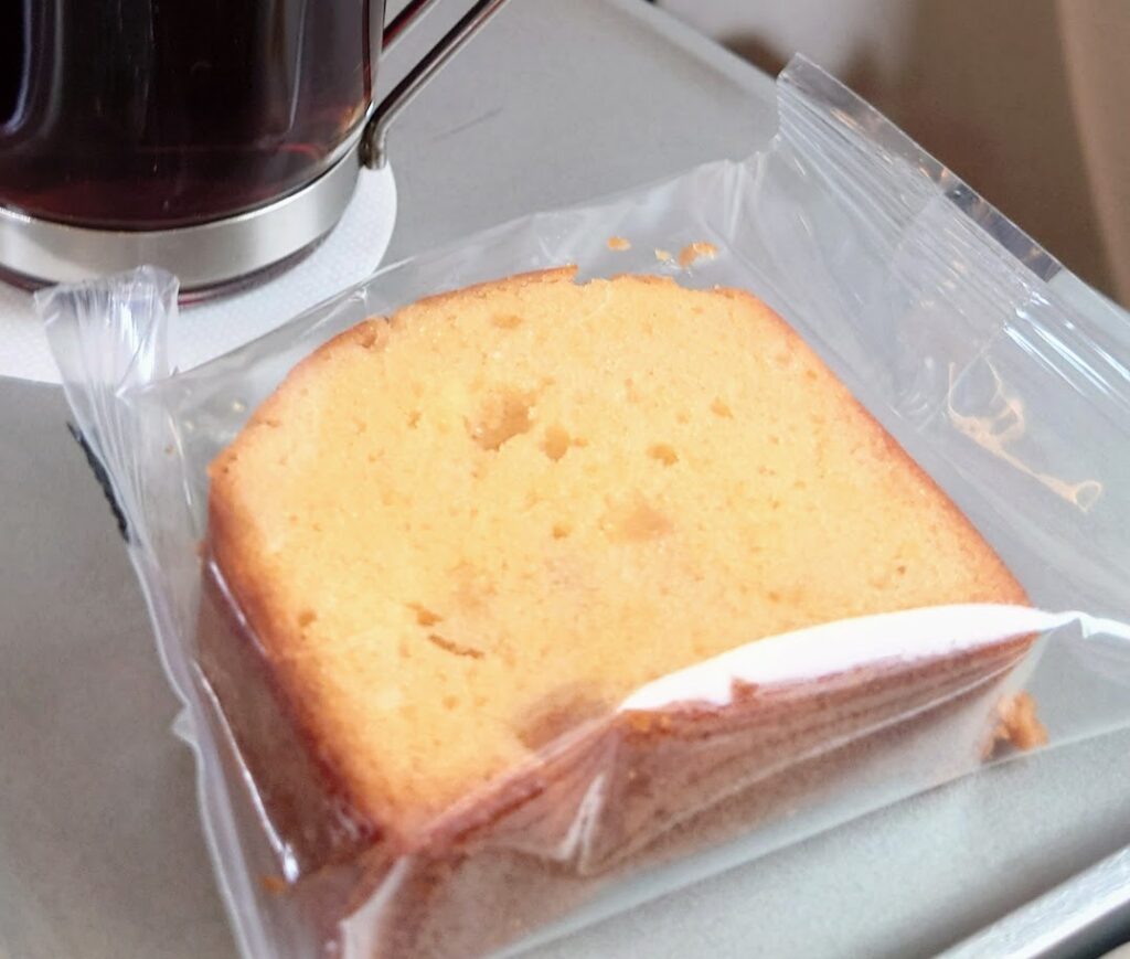東京から新青森間の新幹線「はやぶさ」のグランクラスでの茶菓子は、「青森産りんごのパウンドケーキ」だった。