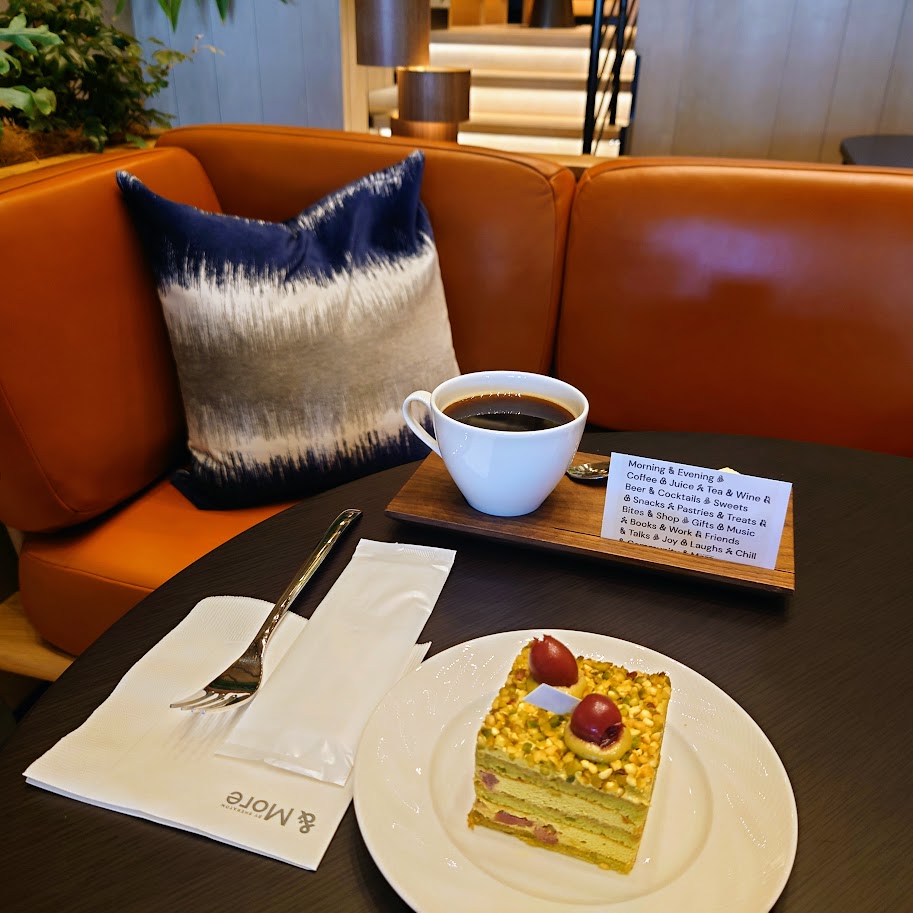 シェラトン鹿児島のカフェ　ケーキとコーヒーがソファの前に置かれている