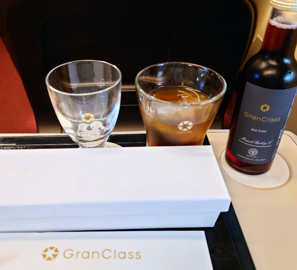 東京から新青森間の新幹線「はやぶさ」のグランクラスで注文した赤ワイン、黒烏龍茶、洋食