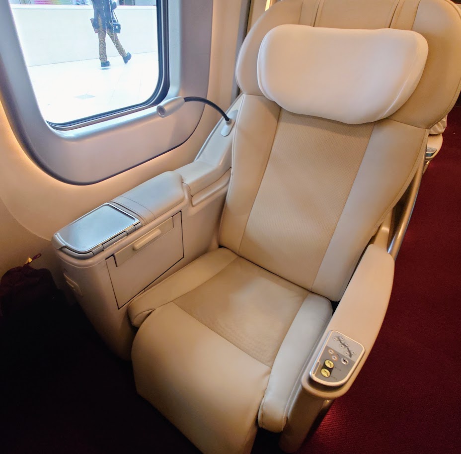 東京から新青森間の新幹線「はやぶさ」のグランクラス　車内の一人用座席は、革製で座り心地がよい。