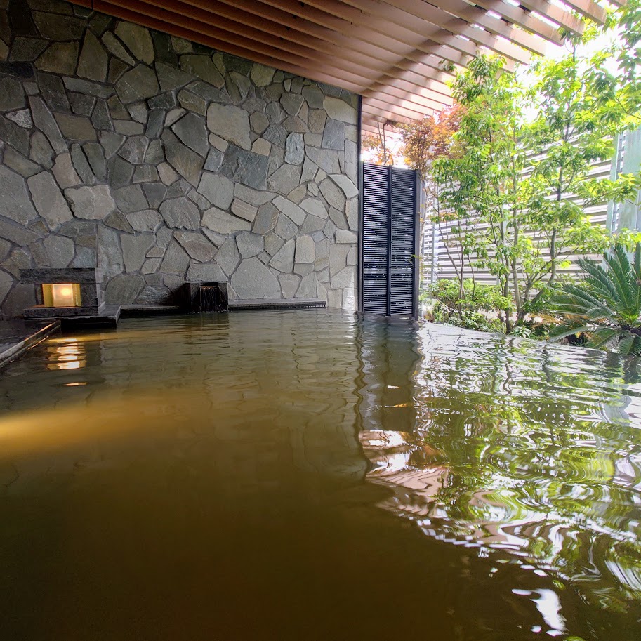 シェラトン鹿児島の温泉の露天風呂　広々とした浴槽