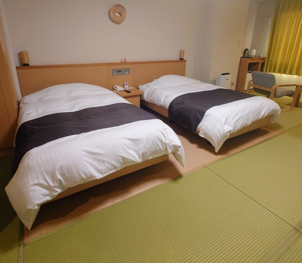 「モダン和室」の部屋の様子　ツインベッドと畳敷きの床