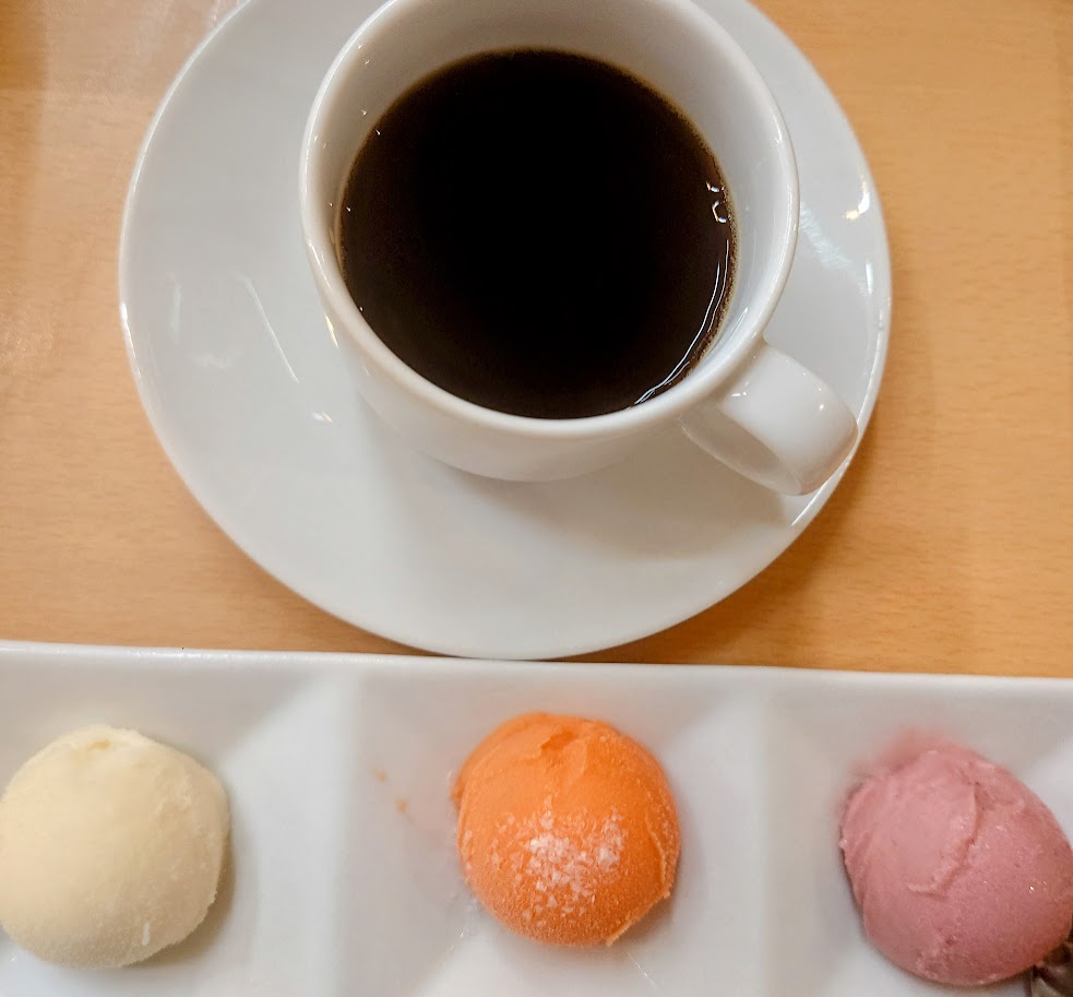 夕食のデザート　コーヒーと三色アイス