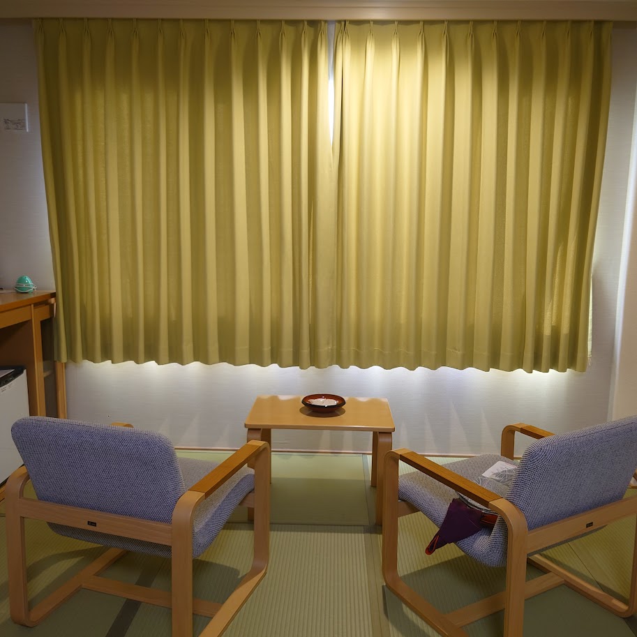 「モダン和室」の部屋の様子　窓際には、窓に向かって椅子2脚とテーブルがある