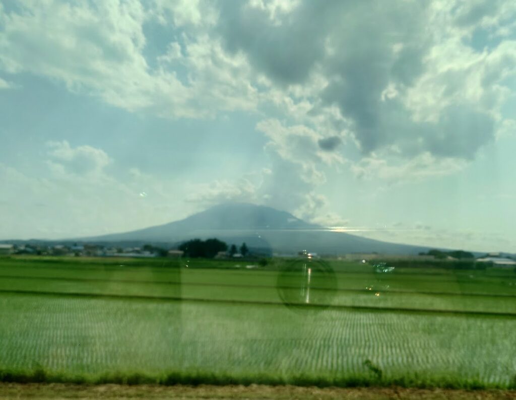 リゾートしらかみ号の車内から見える津軽富士の雄大の姿