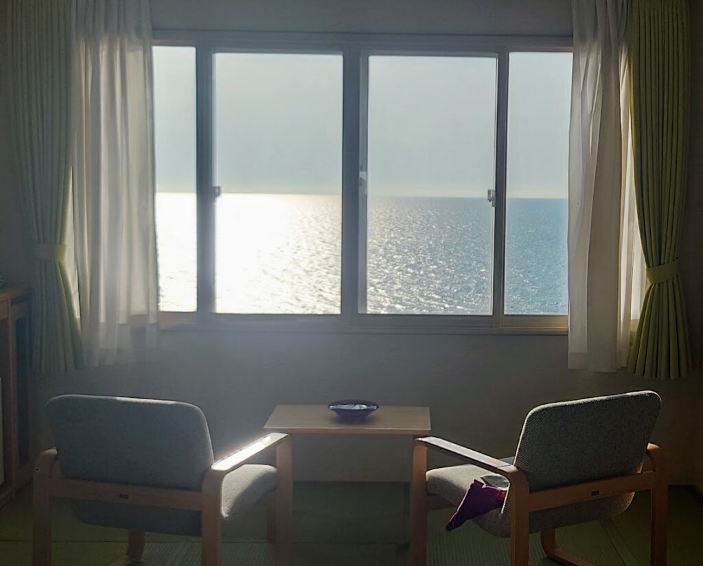 「モダン和室」の部屋の様子　窓からは、広大な海が見える
