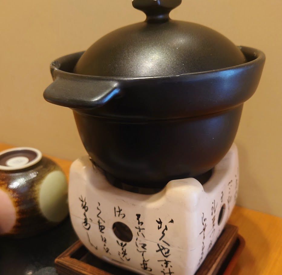 奈良屋の朝食では、目の前で土鍋で御飯を炊く。