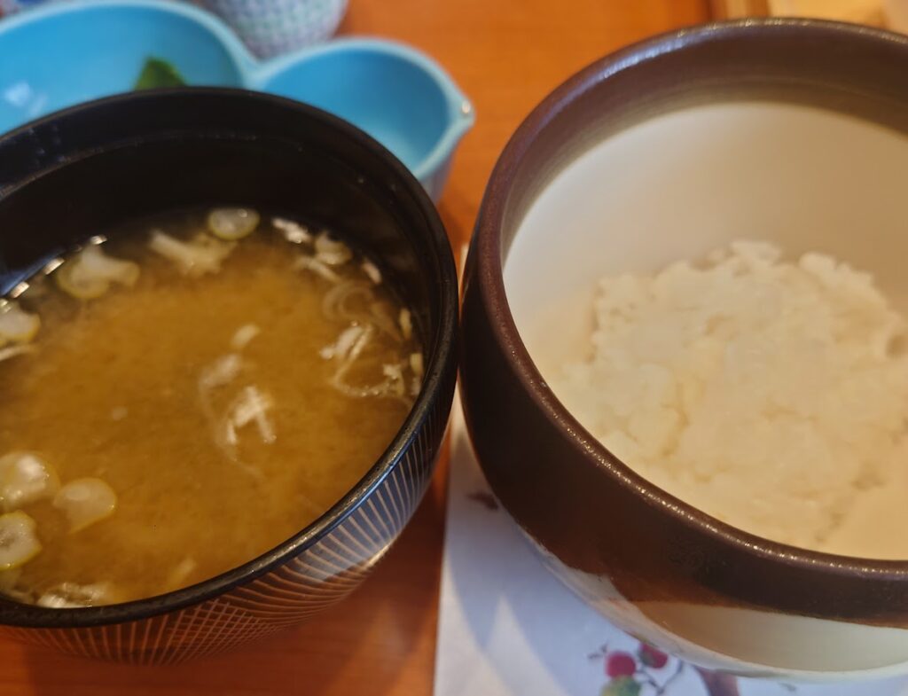 奈良屋の朝食のご飯とみそ汁。土鍋で炊いたご飯が美味しくて、朝からたくさん食べてしまう。