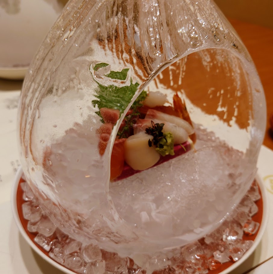 奈良屋の夕食の2日目に出された刺身は、氷の器に入っていて、豪華。